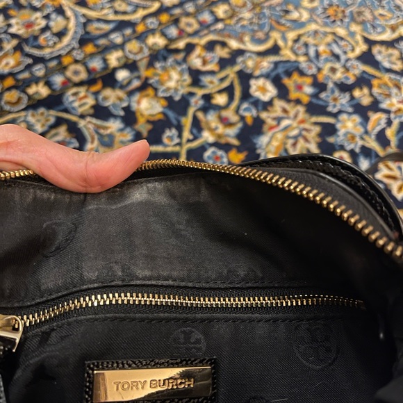 Tory Burch pebbled patent leather crossbody bag - Picture 5 of 9